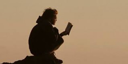 Minimalist Yaşam ve Kitapların Büyüsü: Daha Az Eşya, Daha Çok Hikaye!